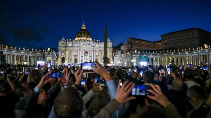 La larga espera que inquietó antes de la primera fumata del cónclave