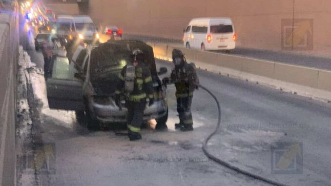 Se incendia Van en carriles centrales del periférico de la Juventud; caos vial