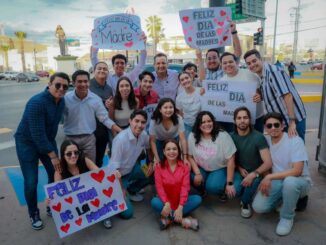 Realiza alcalde crucero con música, flores y pancartas por el Día de las Madres