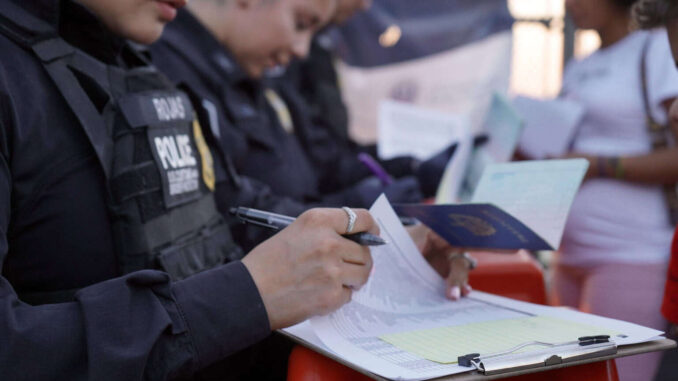 Los arrestos de migrantes en la frontera sur de EE.UU. repuntan 16.7% mensual en abril