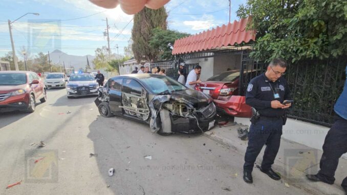 Camión de basura por falla mecánica choca contra dos vehículos y viviendas