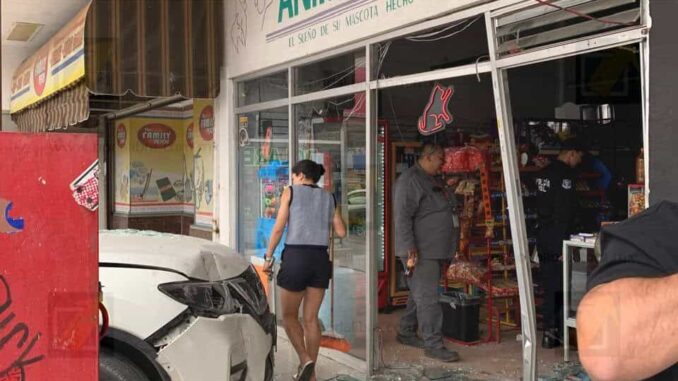 Conductora al estacionarse termina dentro de un local en plaza Vallarta