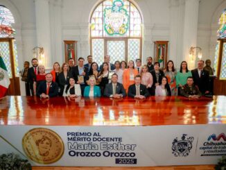 Entrega alcalde y regidores premio al Mérito Docente “María Esther Orozco Orozco 2025