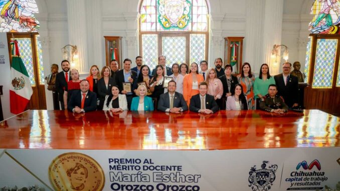 Entrega alcalde y regidores premio al Mérito Docente “María Esther Orozco Orozco 2025