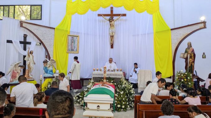 Familiares y amigos despiden a la cadete América Yamilet en Veracruz