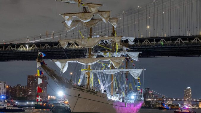 Embajador Ron Johnson ofrece todo el apoyo de EE.UU. tras choque de buque escuela Cuauhtémoc en NY