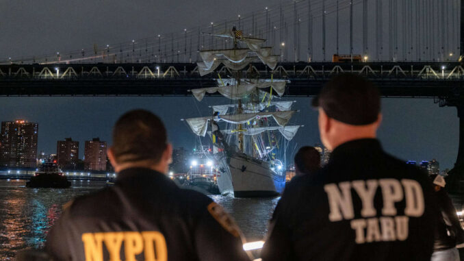 Choque de buque escuela Cuauhtémoc contra puente de Brooklyn apunta a problemas mecánicos