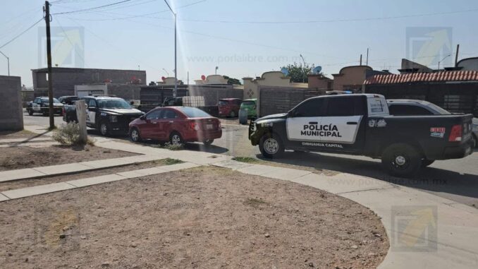 Hallan a hombre sin vida en el porche de su vivienda en Paseo de las Flores