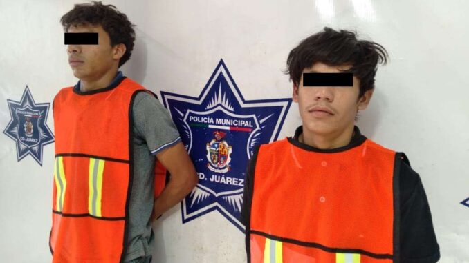 Detienen a dos con motocicleta robada