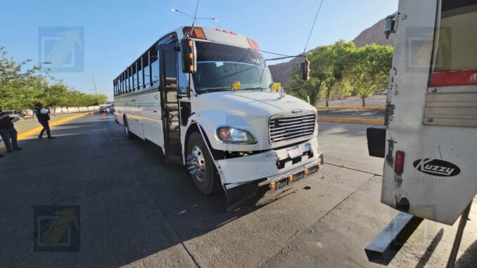 Accidente entre camión maquilero y tráiler deja 20 lesionados en la vialidad Sacramento