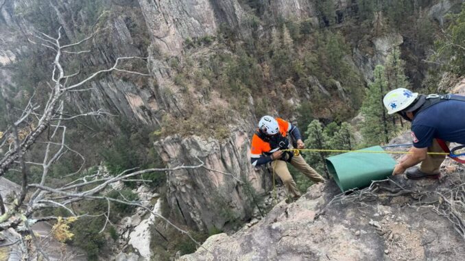 Rescatan cuerpo de hombre reportado desaparecido encontrado en cascada de Bocoyna