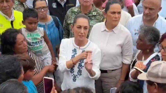Sheinbaum visita a damnificados por huracán «Erick» en Oaxaca
