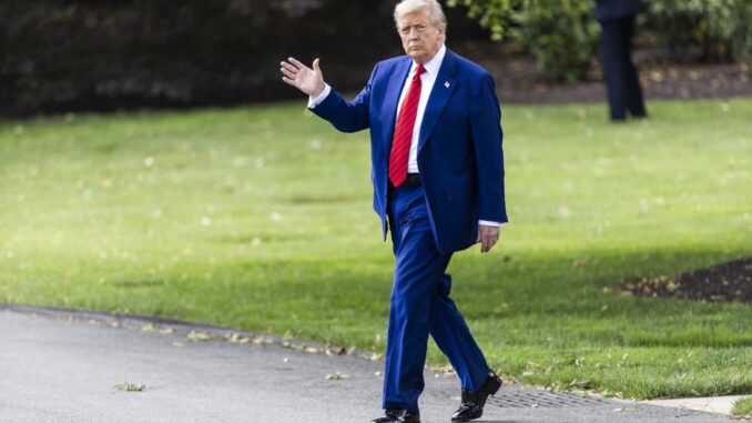 Trump carga nuevamente contra Powell y lo llama «tonto» por mantener los tipos de interés