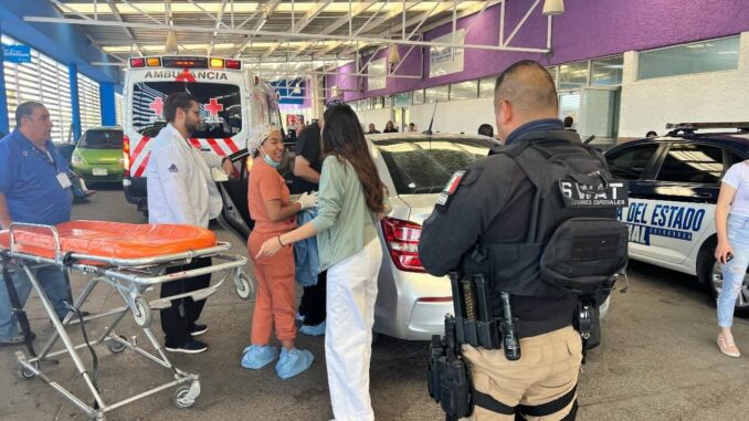 Escoltan agentes a pasajera en trabajo de parto a hospital; bebé nace en el vehículo 