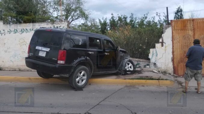 Conductor derriba barda de un vivero y huye