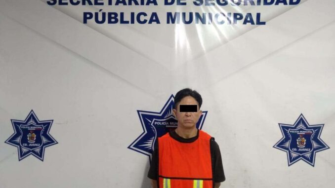 Arrestan a mujer por desobediencia y la vinculan a presunto robo de vehículo