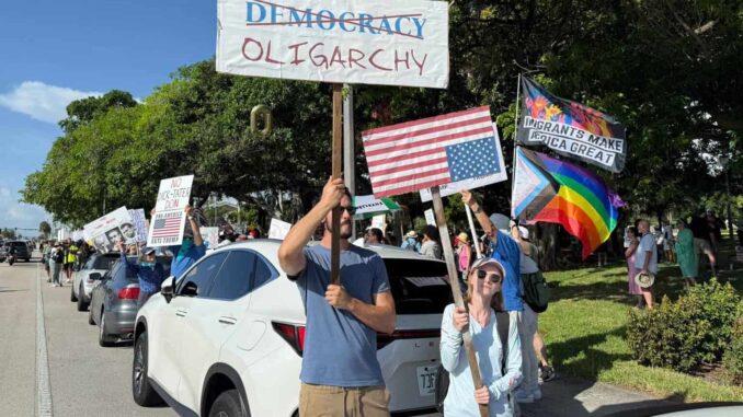 Miles de vecinos de Donald Trump van a su casa en Mar-a-Lago a gritarle «no Kings»
