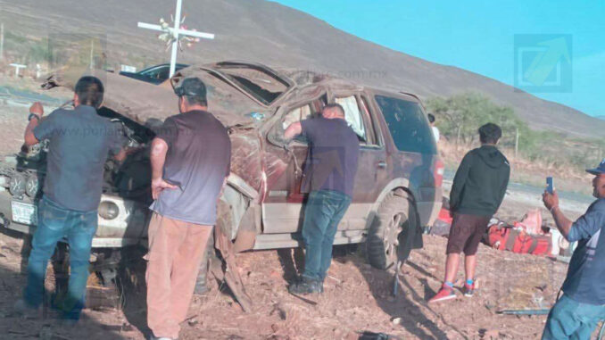 Vuelca familia en carretera a Juárez; una joven fallecida y al menos 5 más heridos