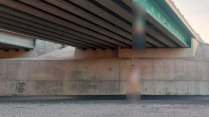 Localizan dos cuerpos colgados en puente a la altura de Samalayuca