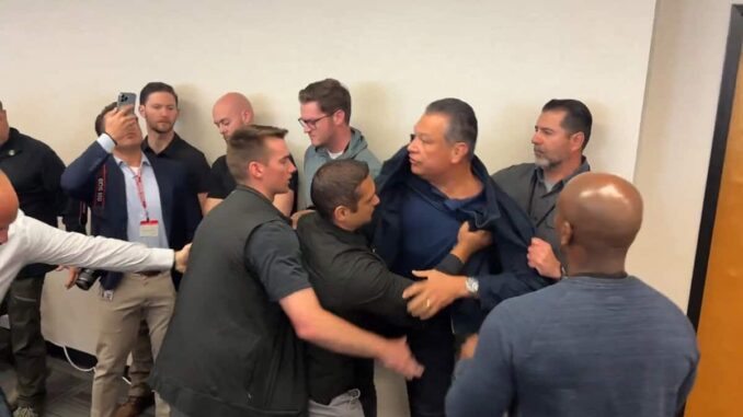 Sacan por la fuerza y esposan a senador por California de conferencia de Noem