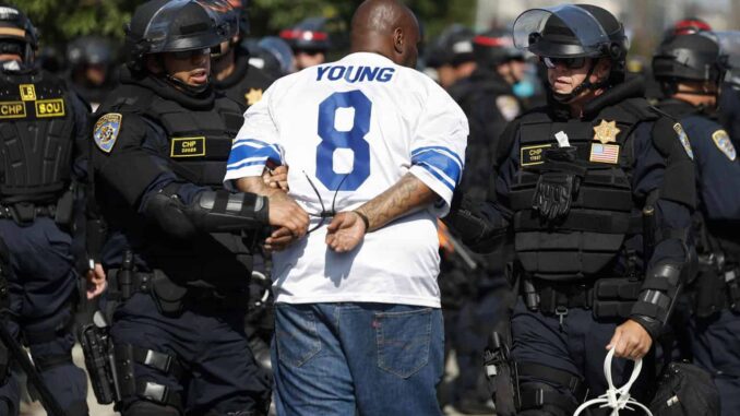 Anuncian múltiples arrestos y acusaciones por actos vandálicos en Los Ángeles