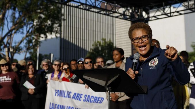 «El retrato de que toda la ciudad es un caos, es mentira», dice Karen Bass