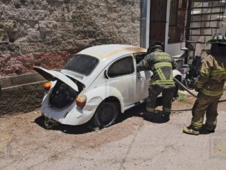 Incendio consume vehículo estacionado en la colonia Los Arquitos