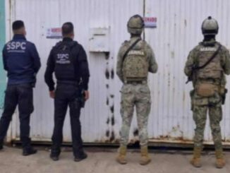 Aseguran bodega de drogas y vehículos modificados en operativo en Baja California