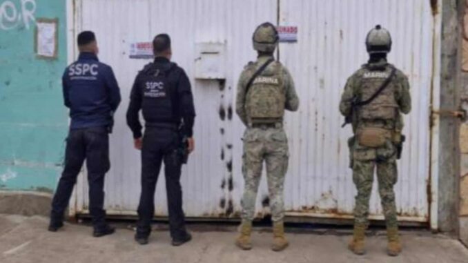 Aseguran bodega de drogas y vehículos modificados en operativo en Baja California