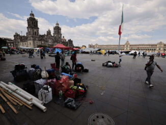 CNTE comienza retiro del plantón en el Zócalo capitalino