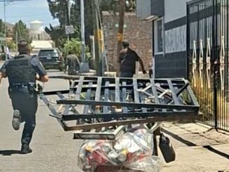 Agente municipal captura a sujeto que desprendía barandal en casa de la Zarco