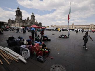 Gobierno capitalino se reúne con comerciantes del Centro Histórico tras plantón de la CNTE