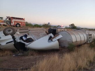 Vuelca pipa cargada de combustible en carretera a Juárez; cierran tramo