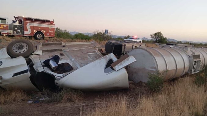 Vuelca pipa cargada de combustible en carretera a Juárez; cierran tramo