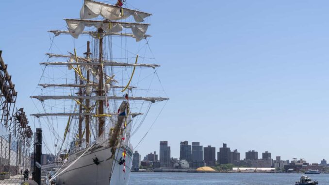 Buque Cuauhtemoc será remolcado desde el lugar del accidente hasta Brooklyn