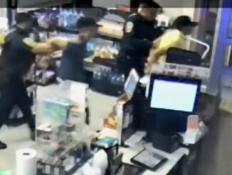 Dos adolescentes intentaron asaltar un Oxxo; los detienen dentro de la tienda