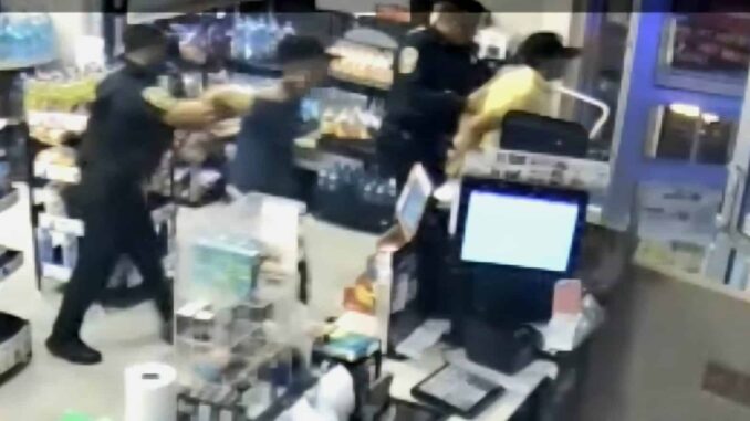 Dos adolescentes intentaron asaltar un Oxxo; los detienen dentro de la tienda