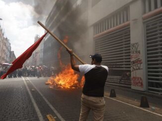 #Video CNTE irrumpe en sede del SNTE y quema mobiliario