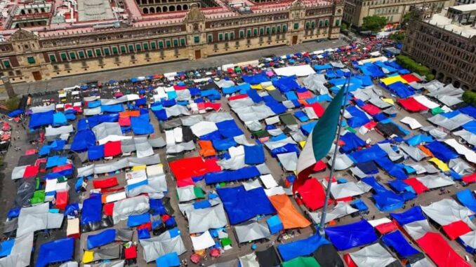 Evalúan asambleas de la CNTE levantar el plantón del Zócalo de la Ciudad de México