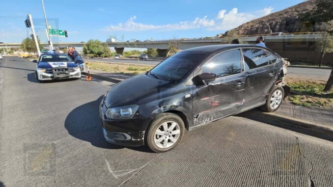 Trailero invade carril y provoca choque en la vialidad Sacramento y canal