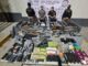 Detienen a 3 hombres en Monterrey, Nuevo León, con 64 armas y miles de cartuchos útiles