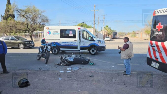 Pareja de motociclistas chocan en Lombardo Toledano; el piloto rebasaba sin precaución