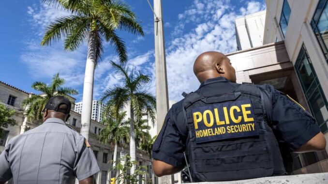 Detienen a hombre por allanar Mar-a-Lago para casarse con la nieta de Trump