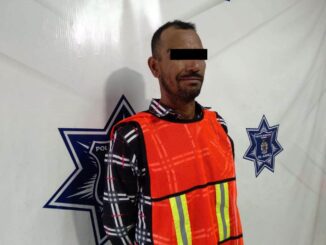 Merodeaba afuera de un banco en vehículo robado; lo detienen