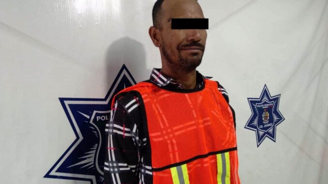 Merodeaba afuera de un banco en vehículo robado; lo detienen