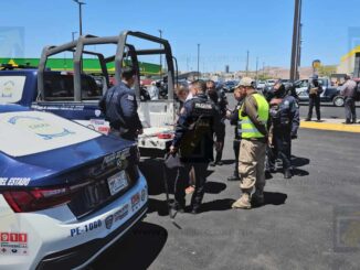 Detienen a dos hombres por robo en tienda de autopartes en La Villita