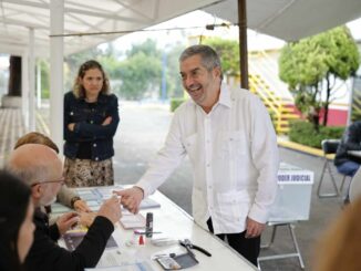 Vota en la elección judicial el canciller Juan Ramón de la Fuente