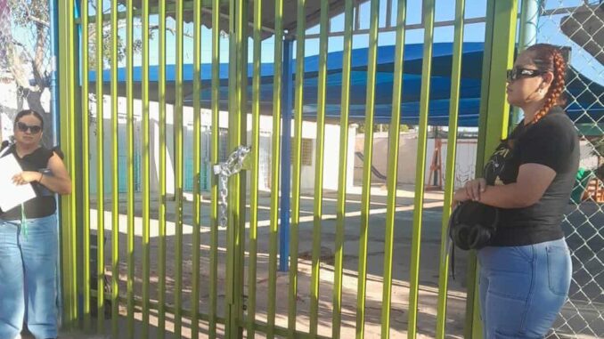 Amanece casilla encadenada; ciudadano rompe candado en la escuela Emiliano Zapata