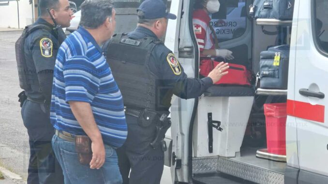 Dos conductores riñen tras percance vial; uno resulta herido de un martillazo