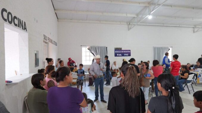 Acerca Arturo Zubía servicios gratuitos a familias de La Cruz a través de la feria de servicios Cuenta Conmigo